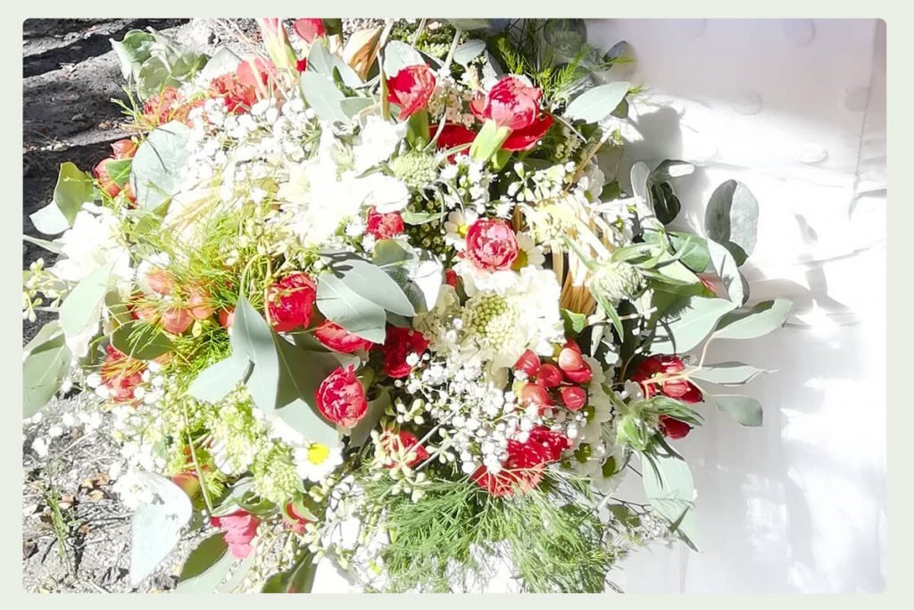 Bouquet de mariée fleurs blanches et rouges