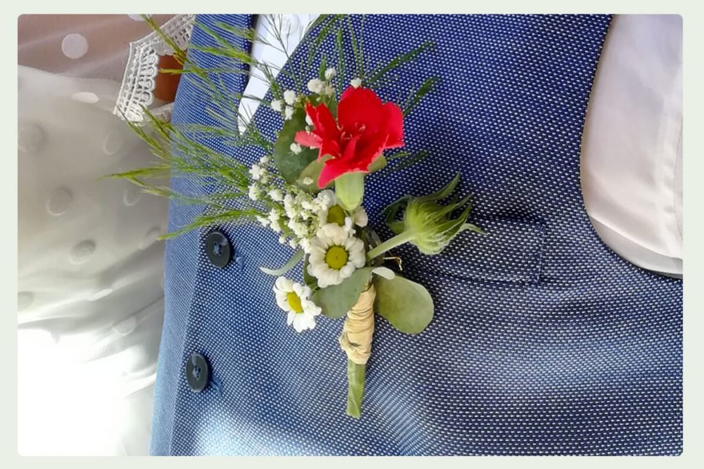 Boutonnière fleurie du marié